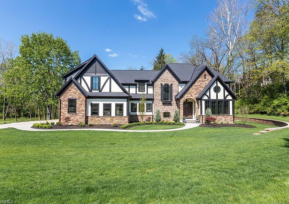 1st image of 215 Bramley Ct