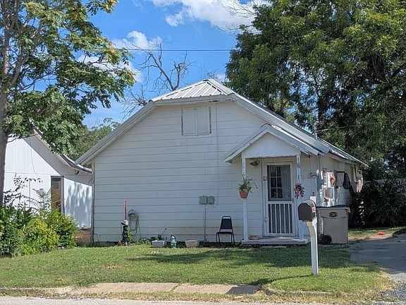 2nd image of 102 E Oak Ave