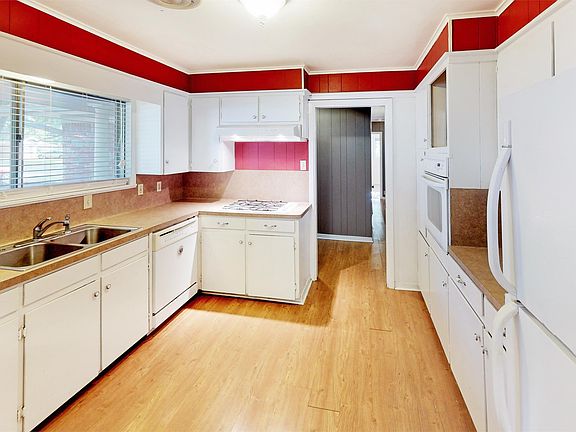 5th image of 210 Redmond Dr