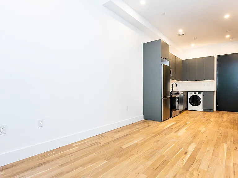 422 1/2 Gates Ave #2F — Photo 4