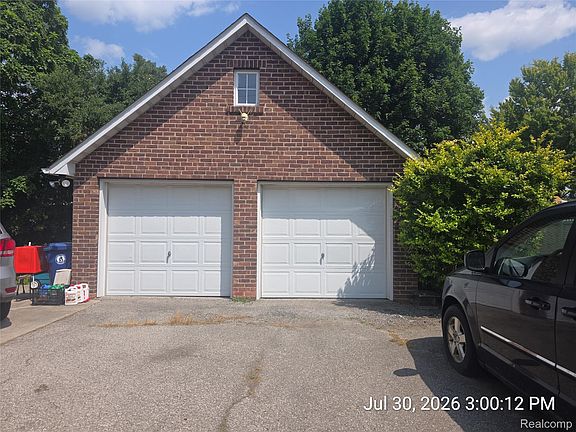 2nd image of 15940 Newburgh Rd