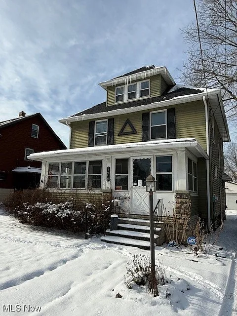 376 Laird Ave SE photo 1