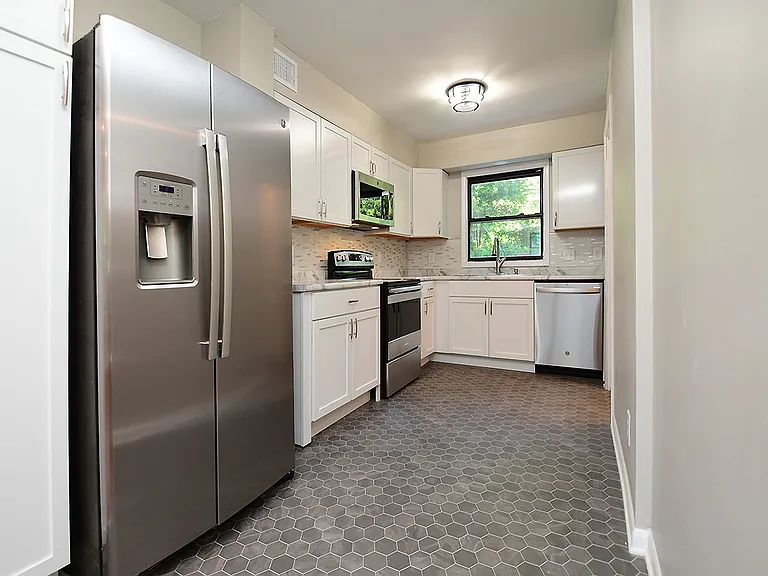 6010 Evans St — Photo 7