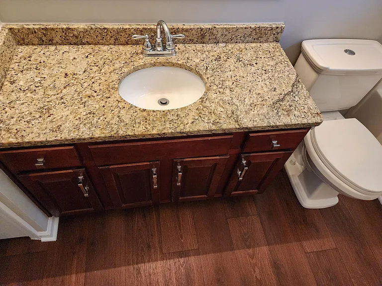 2nd bathroom (Pic 2)