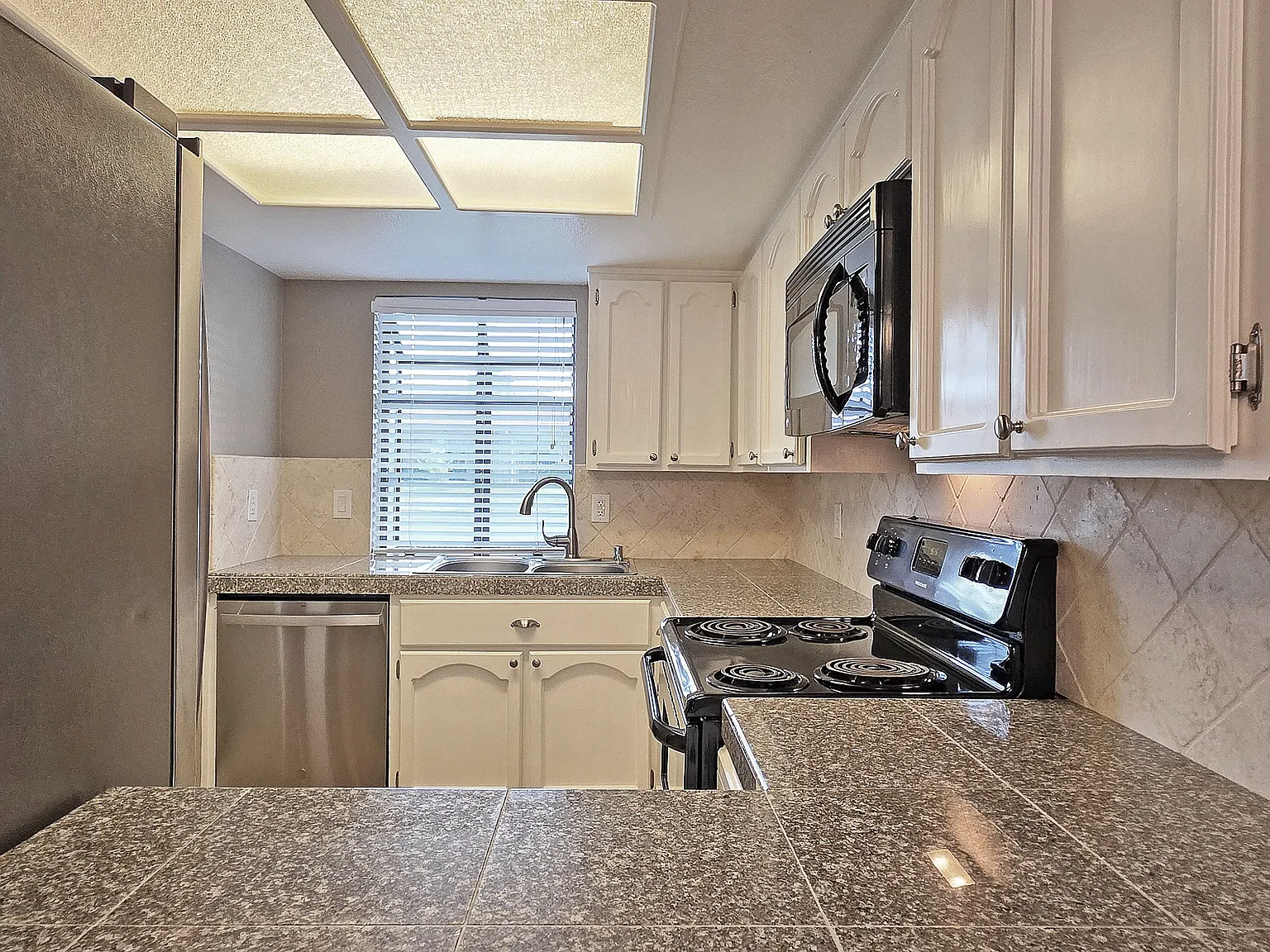 2 bed, 1.5 bath, 1243 sqft, $2,295 — Photo 2