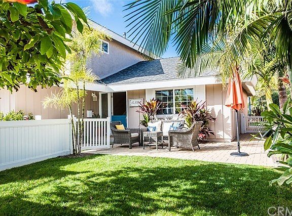 VIEW FROM THE FRONT LAWN TOWARDS THE HOME