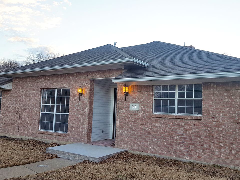 1st image of 919 Lakeshore Dr