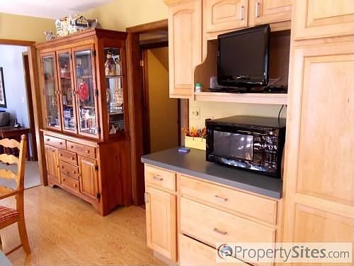5th image of 988 Belaire Ct