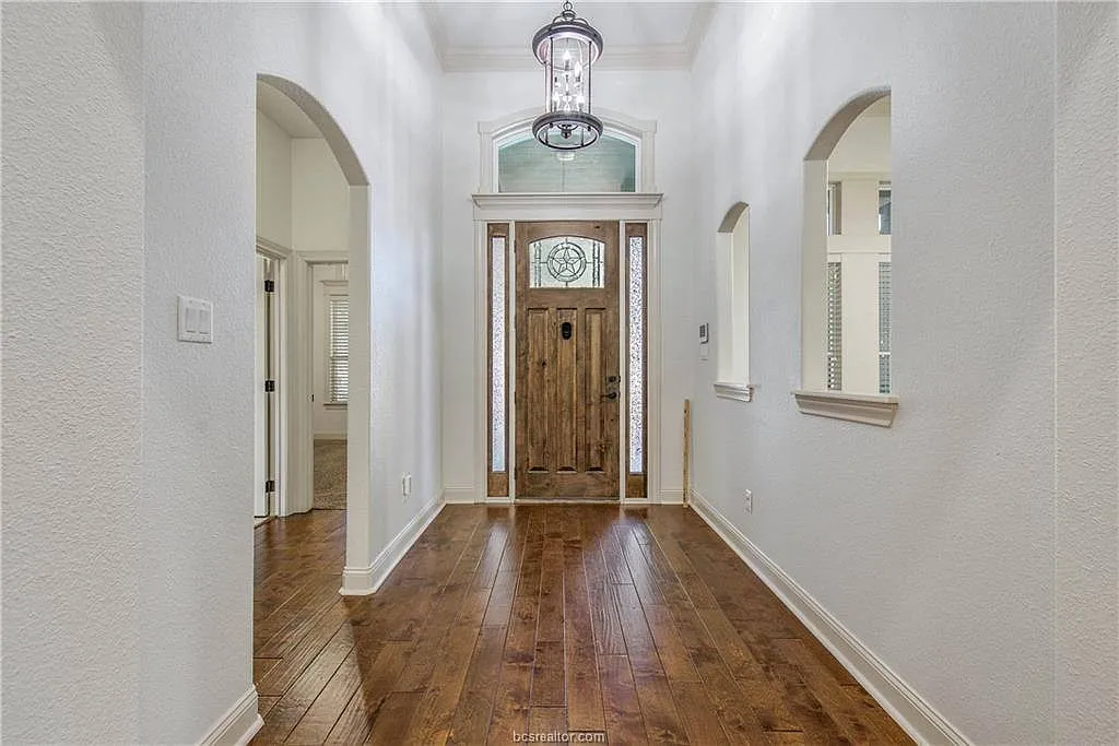 4 bed, 2510 sqft, $3,650 — Photo 4