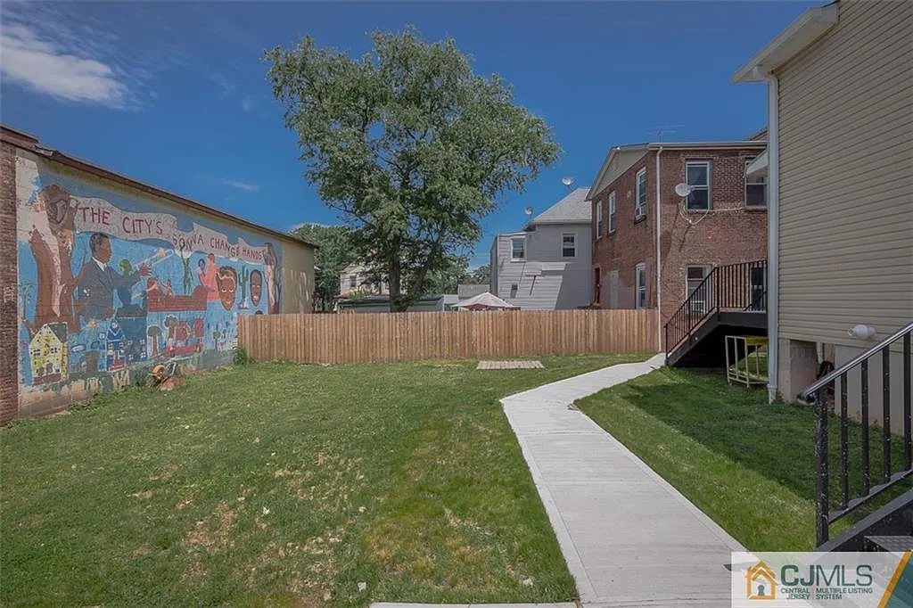 39 Throop Ave — Photo 1