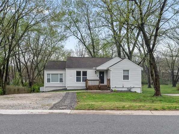 726 Lakewood Rd, Bonner Springs, KS 66012