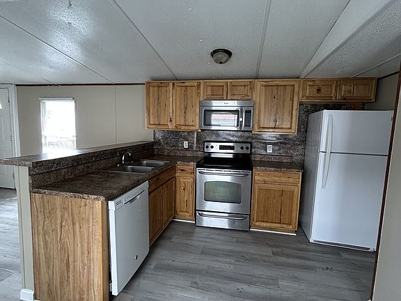 5th image of 405 Debby St