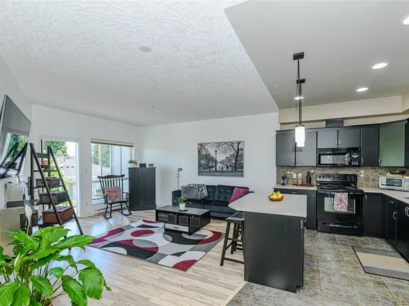 3915 Carey Rd #205, Saanich, BC V8Z 4E3
