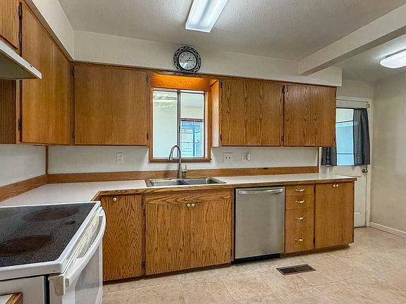 5th image of 279 SE Willowdale Dr