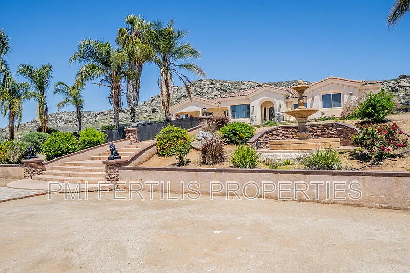 3 bed, 3.5 bath, 2200 sqft, $3,400 — Photo 1