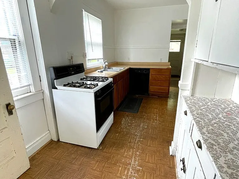 1011 Vaughn St — Photo 7