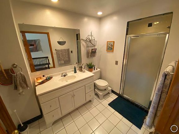 Bath w/ walk-in dual-head steam shower