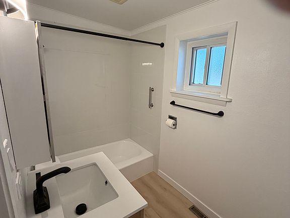 5th image of 612 E Chester St