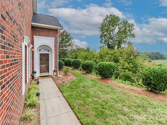 5th image of 1372 Royalty Cir