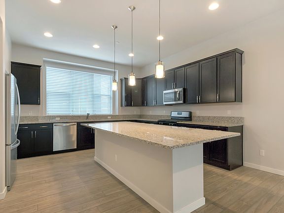 Huge Island w/ Granite Countertops