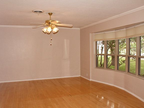 4th image of 45 Knoll Cir
