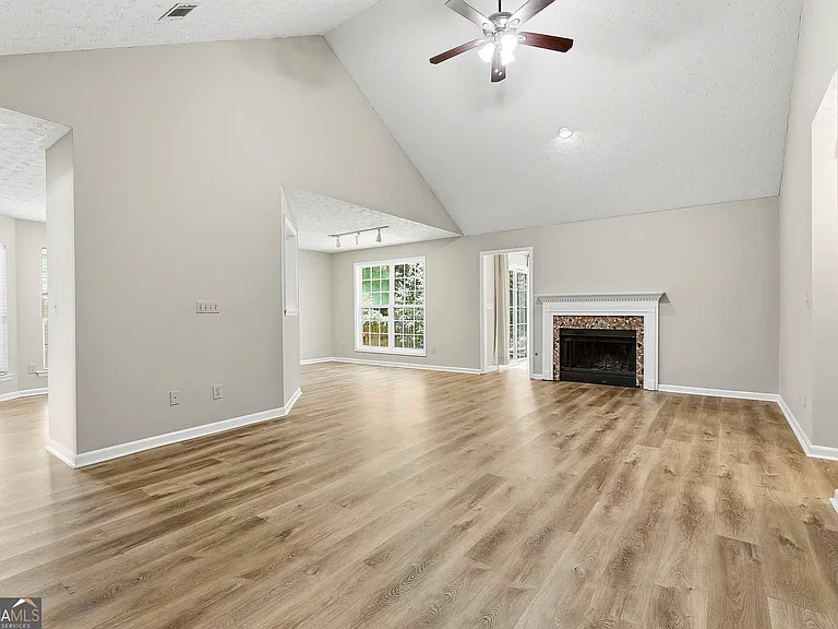 518 Longwood Ln — Photo 7