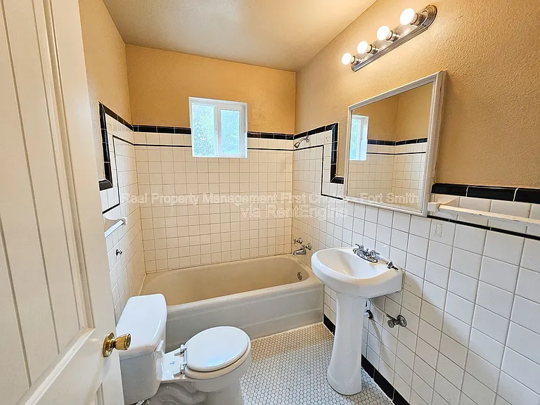 1008 S 23rd St — Photo 21