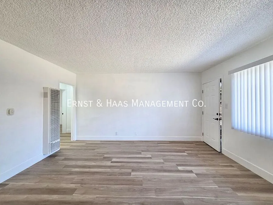 Beautifully Renovated 2-Bedroom Apartment Modern Finishes Throughout! — Photo 4