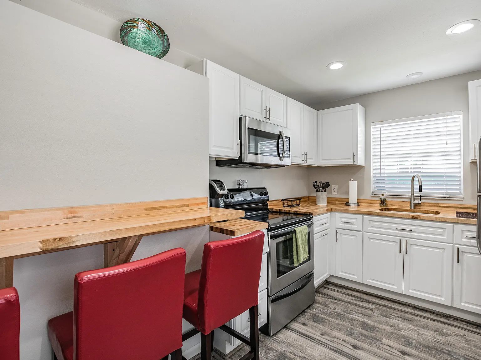 2 bed, 700 sqft, $2,100 — Photo 2
