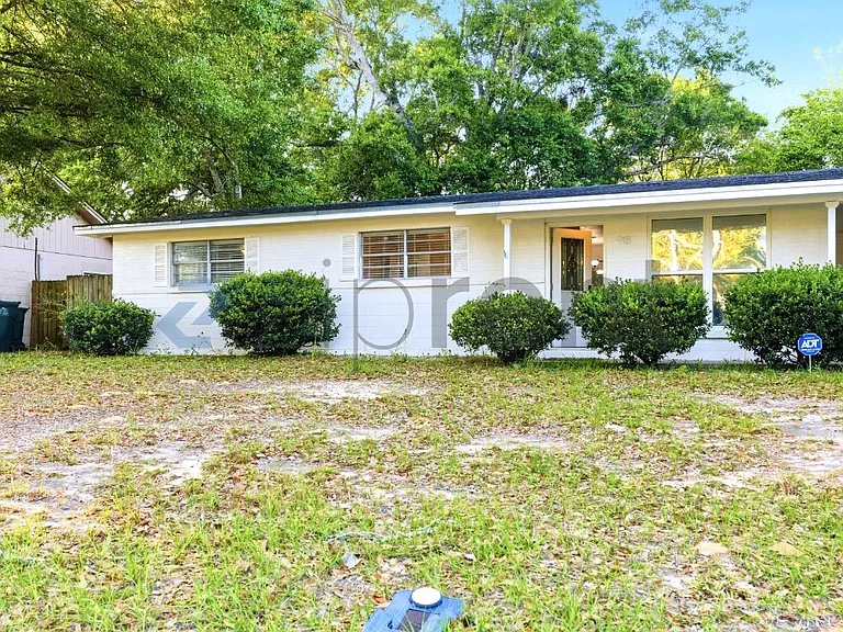 918 E Montclair Rd — Photo 1
