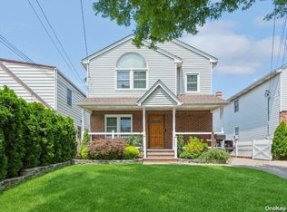 69 Vandewater Ave, Floral Park, NY 11001