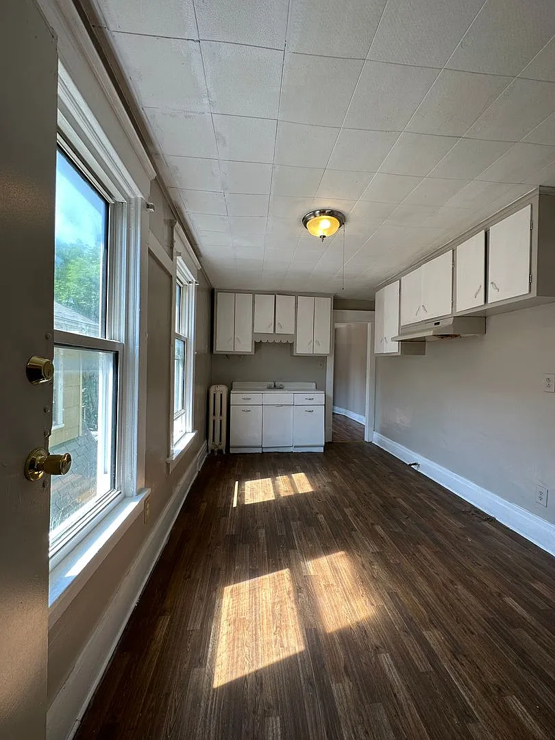 2128 Genesee St — Photo 1