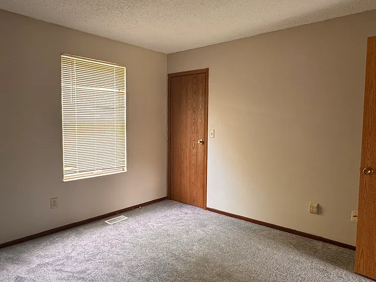 4933 Singleton Dr — Photo 8