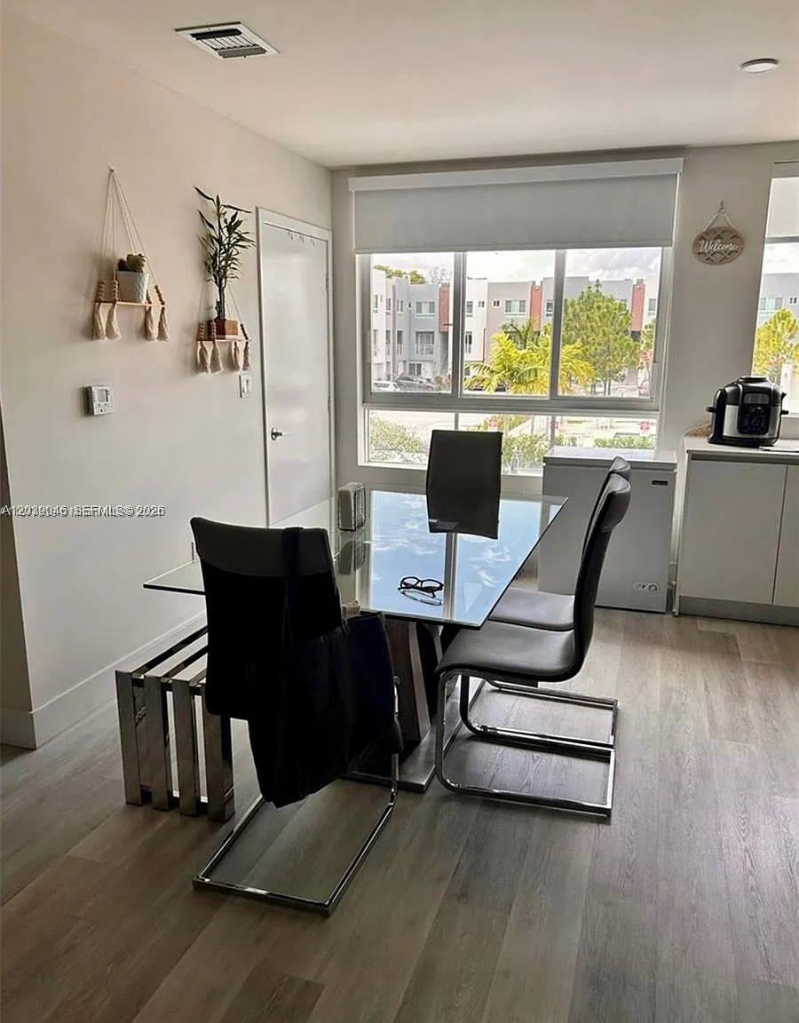 3 bed, 1533 sqft, $3,100 — Photo 2