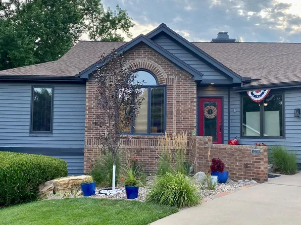 1309 Pinehurst Cir, Lawrence, KS 66049