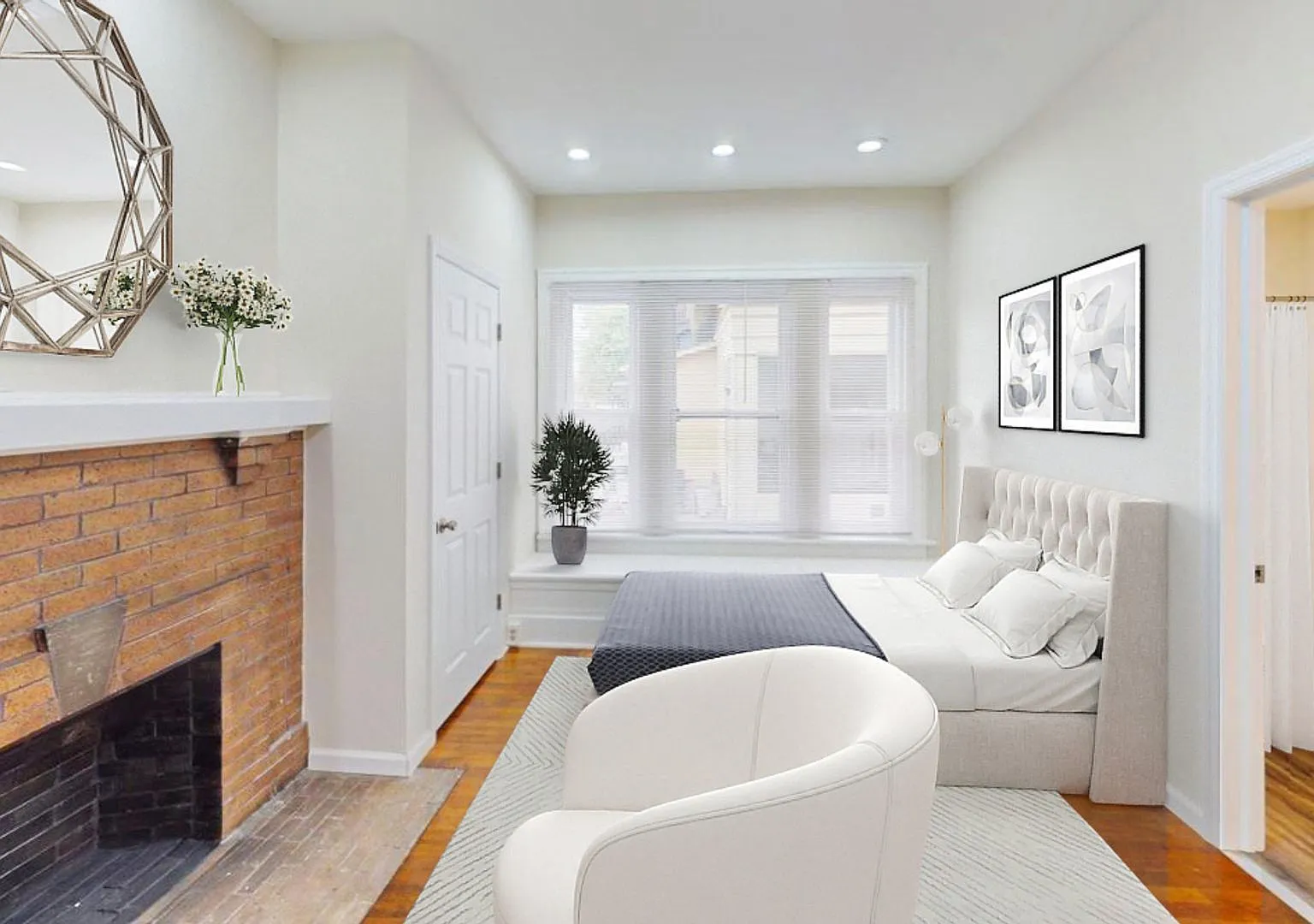 6 Bedrooms + 3.5 Full Bathrooms Single Family House — Photo 4