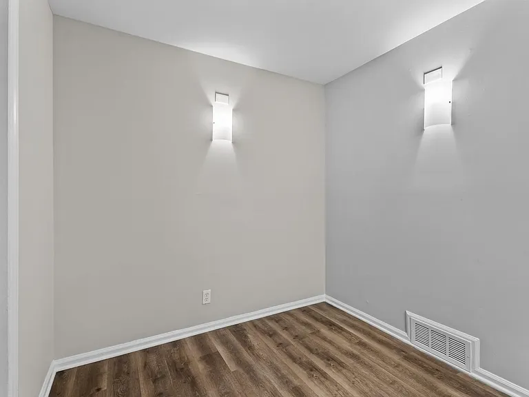 Donovan Place Apartments — Photo 37