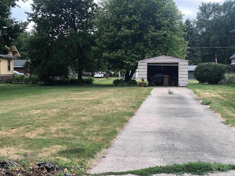 2nd image of 1009 Elm St
