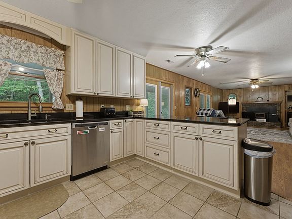 4th image of 520 Wheat Field Rd