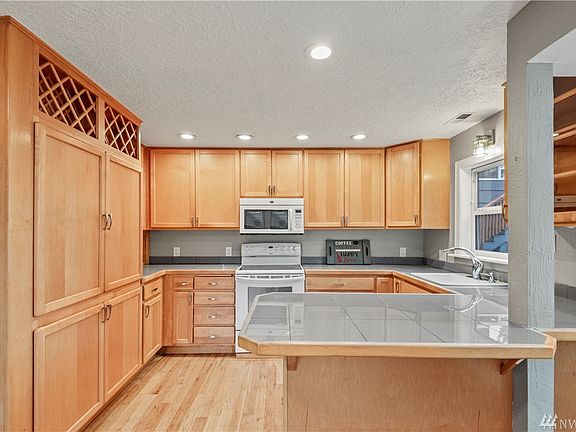 5th image of 157 Beacon Hill Dr