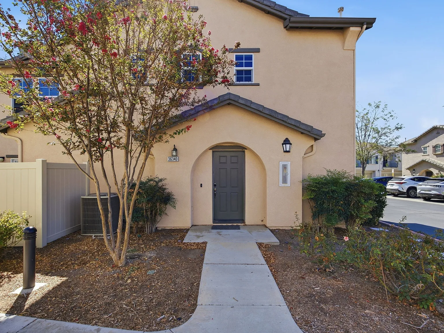 2 bed, 1053 sqft, $2,400 — Photo 1