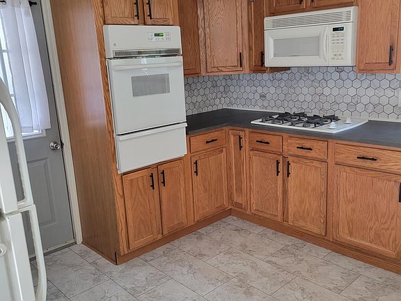 3rd image of 806 S Jefferson St Floor 1
