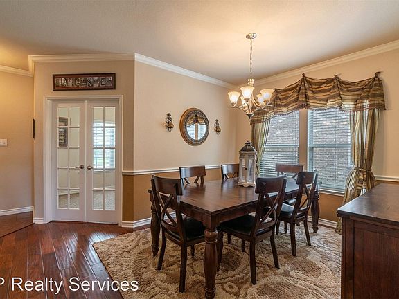 5th image of 2920 Glenoaks Dr