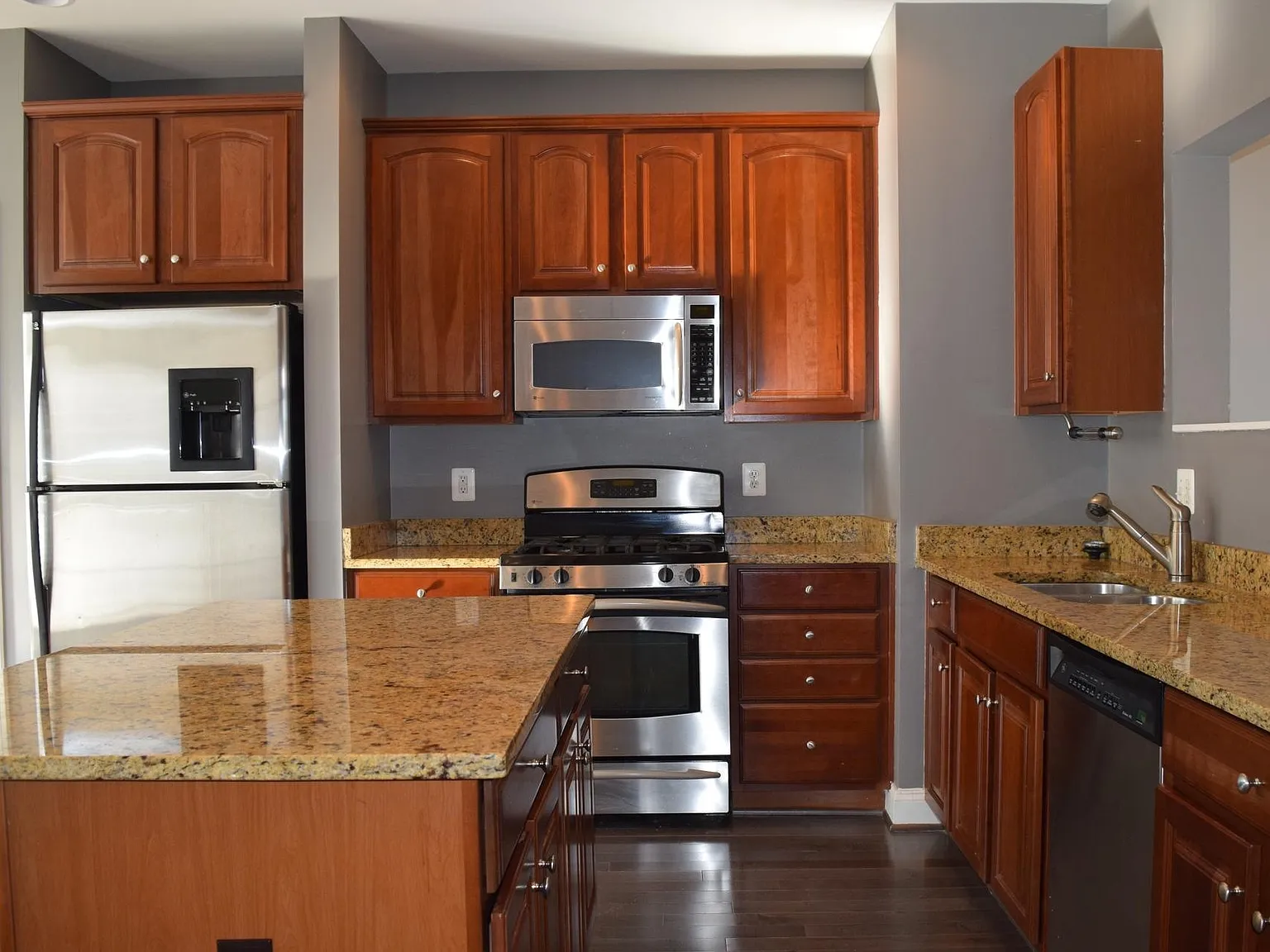 3 bed, 2040 sqft, $3,450 — Photo 4