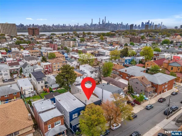 216 6th St, Fairview, NJ 07022