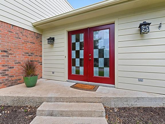 3rd image of 3702 Valley Oaks Dr