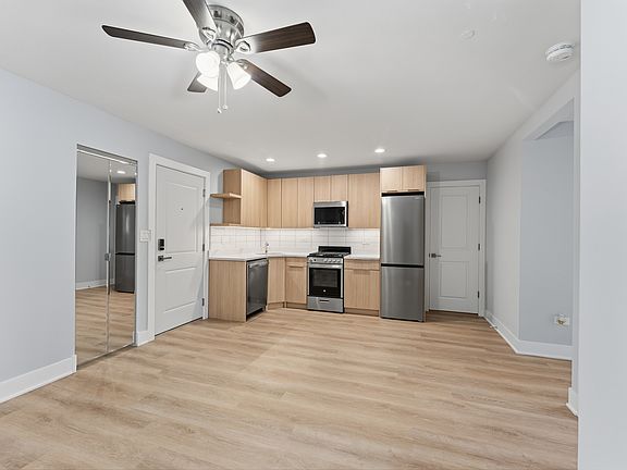 3rd image of 7603 N Greenview Ave APT 101