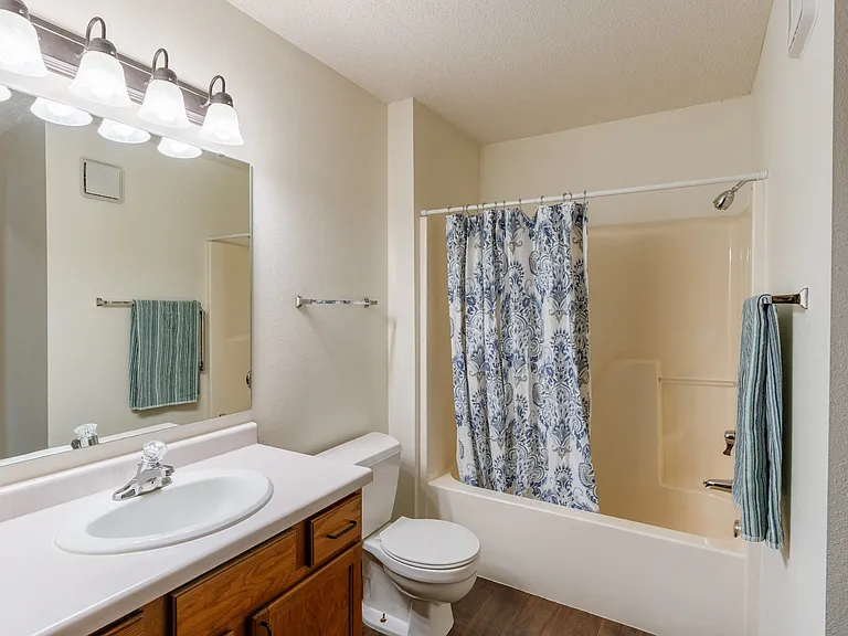 Fargo, ND Willow Park Apartments | Bathroom