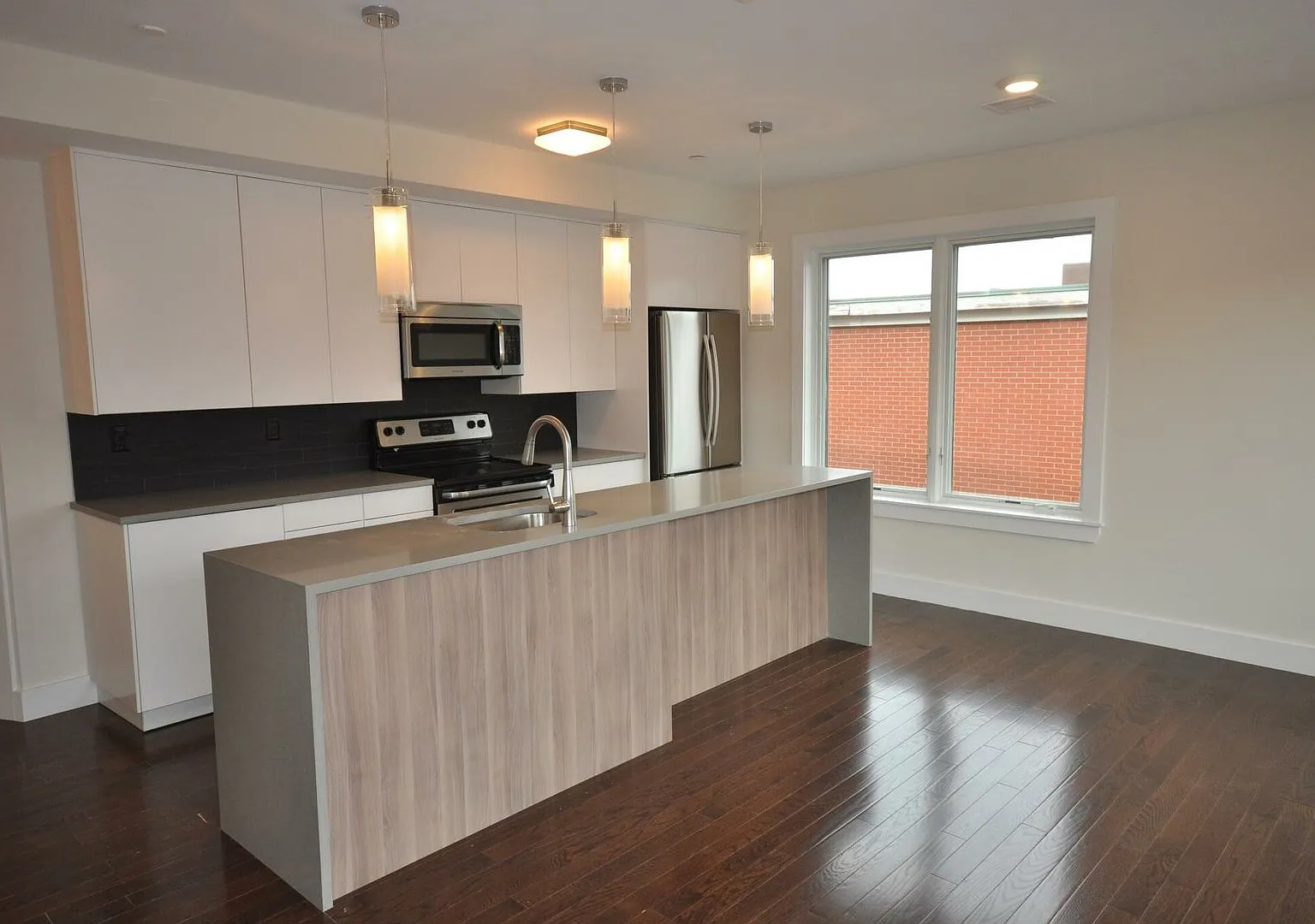 No Brokers Fee. Large Fully Renovated Unit in South End.. Central AC, In-Unit Washer and Dryer — Photo 1
