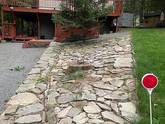 2nd image of 104 Hickory Cir